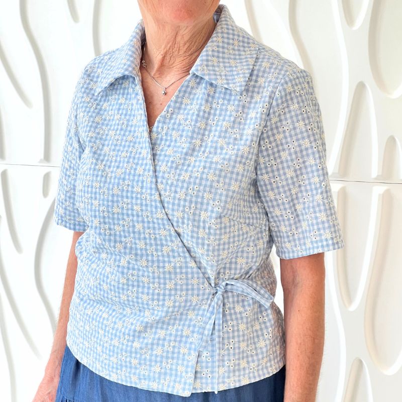 Broderi anglaise med ecru broderi på blå ternet bund