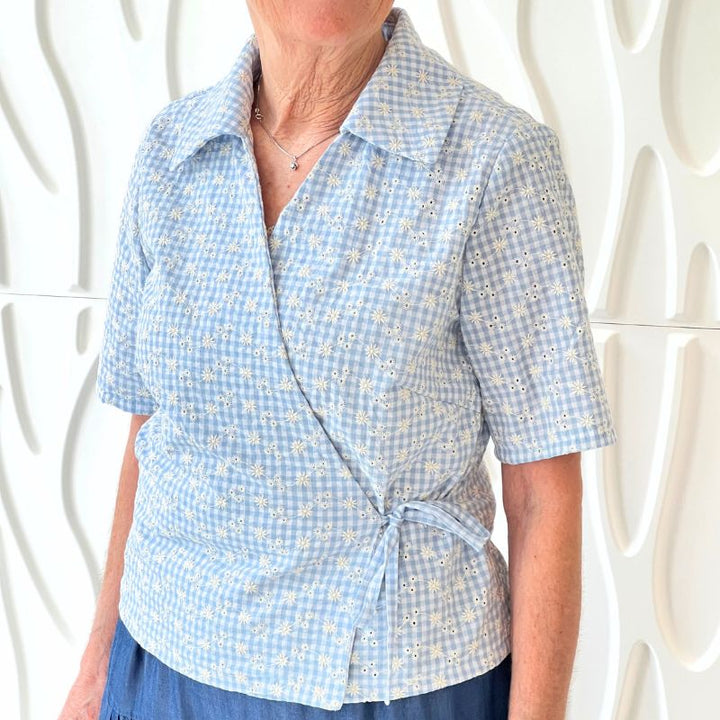 Broderi anglaise med ecru broderi på blå ternet bund