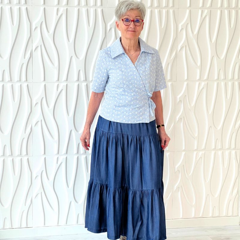 Broderi anglaise med ecru broderi på blå ternet bund