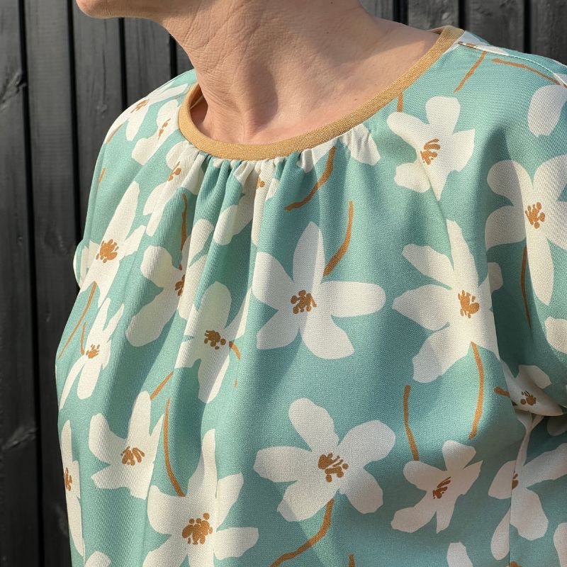 Line2Line B1275 Bluse med vingeærme, rynk og rib