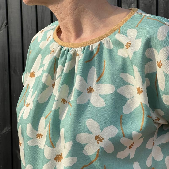 Line2Line B1275 Bluse med vingeærme, rynk og rib