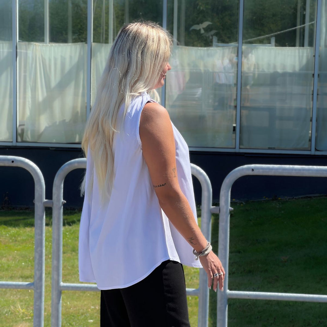 LIne2Line B1279 Top med elastik løbegang ved hals i hvid fast viscose stof