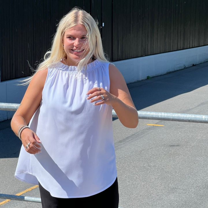 LIne2Line B1279 Top med elastik løbegang ved hals i hvid fast viscose