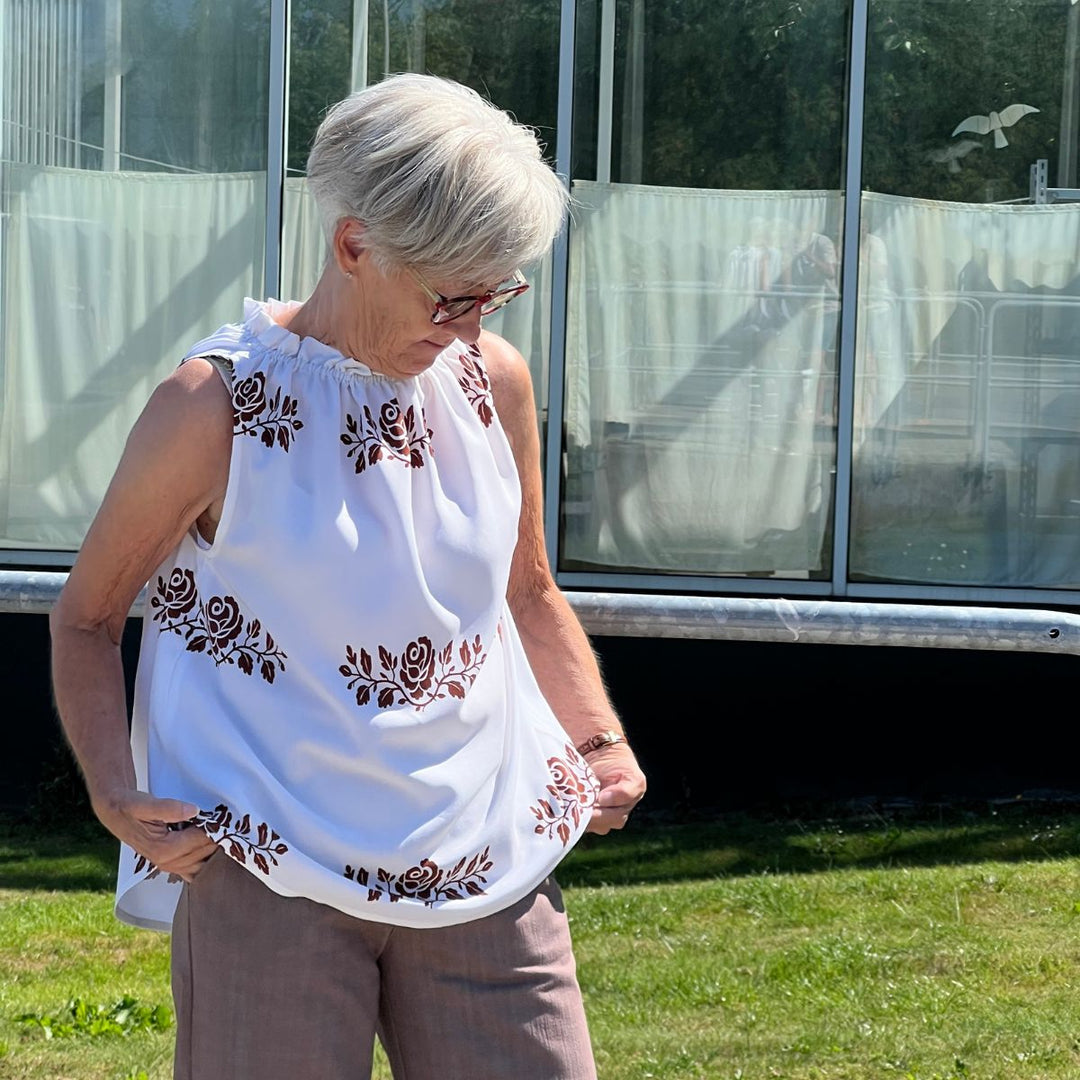 LIne2Line B1279 Top med elastik løbegang ved hals i fast viscose med rosenbort