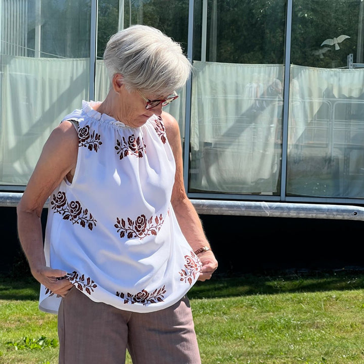 LIne2Line B1279 Top med elastik løbegang ved hals i fast viscose med rosenbort
