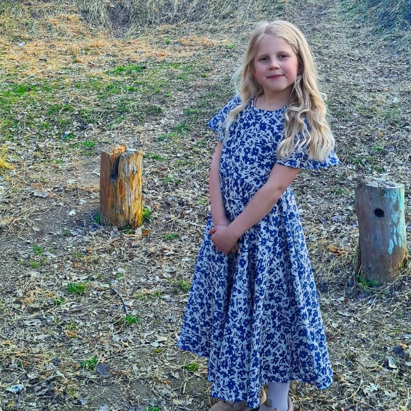 Broderi anglaise på printet bund af blå blomster