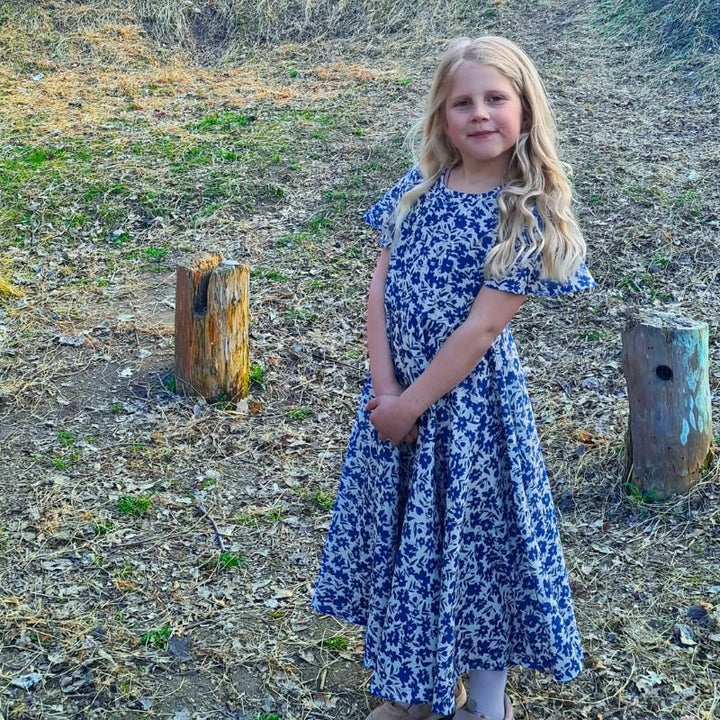 Broderi anglaise på printet bund af blå blomster