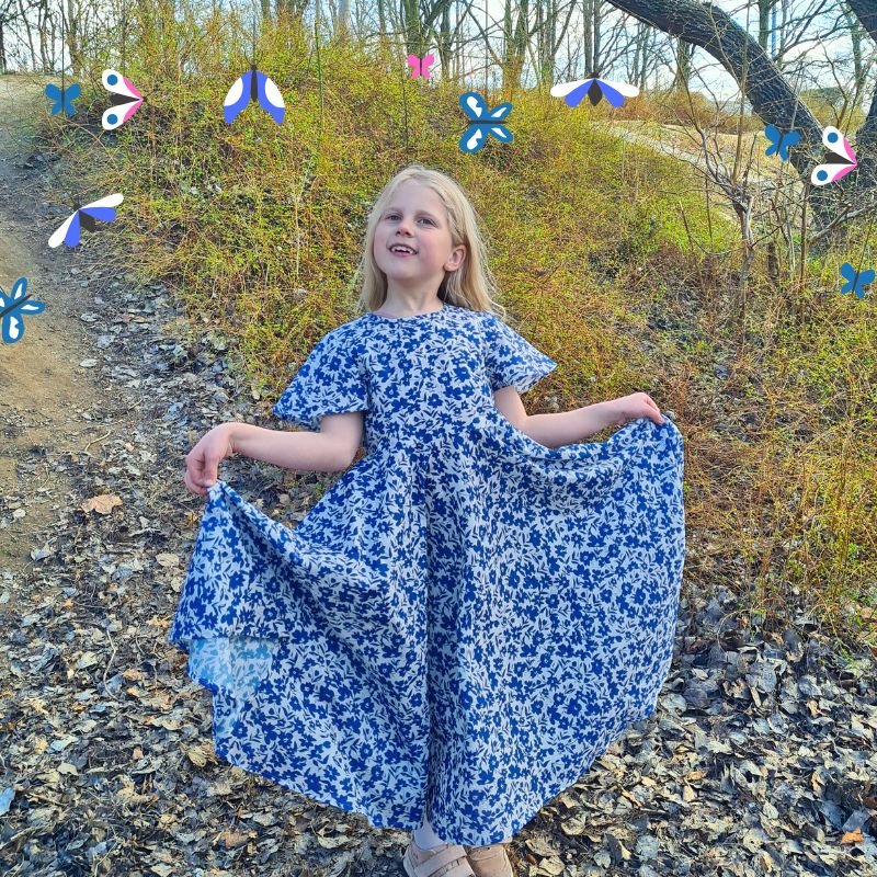 Broderi anglaise på printet bund af blå blomster