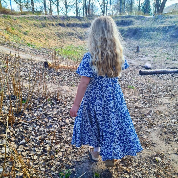 Broderi anglaise på printet bund af blå blomster