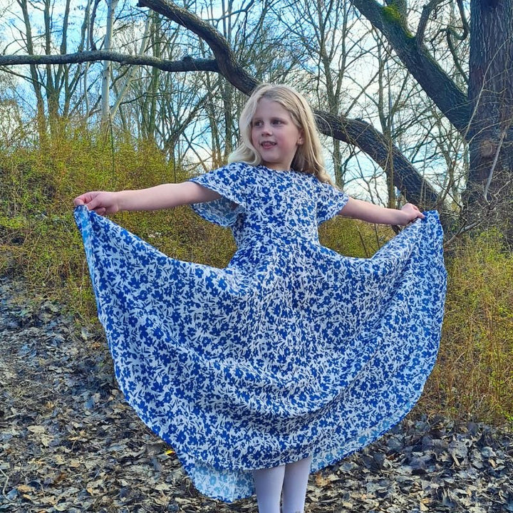 Broderi anglaise på printet bund af blå blomster
