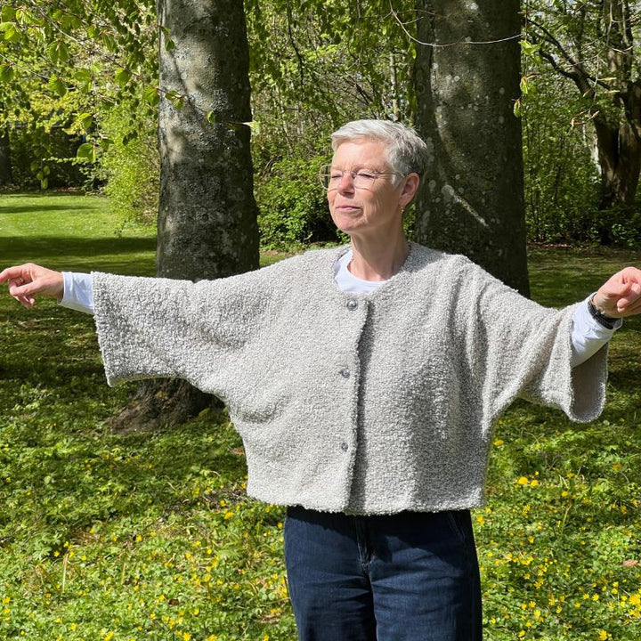 Sypakke til J475 Løs jakke med raglanærmer i boucle stof