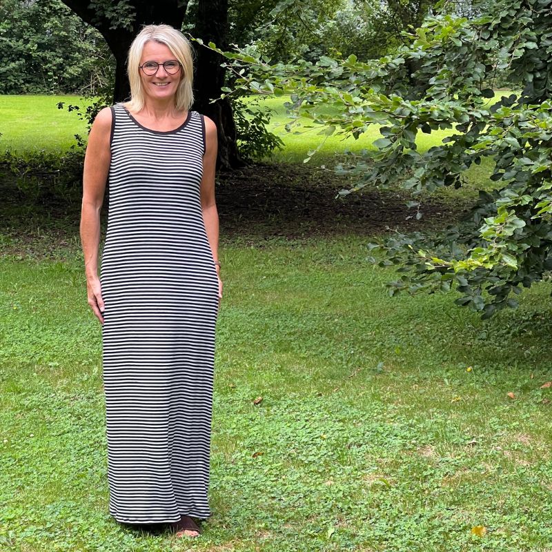 Stribet viscose jersey i sort og gråmeleret
