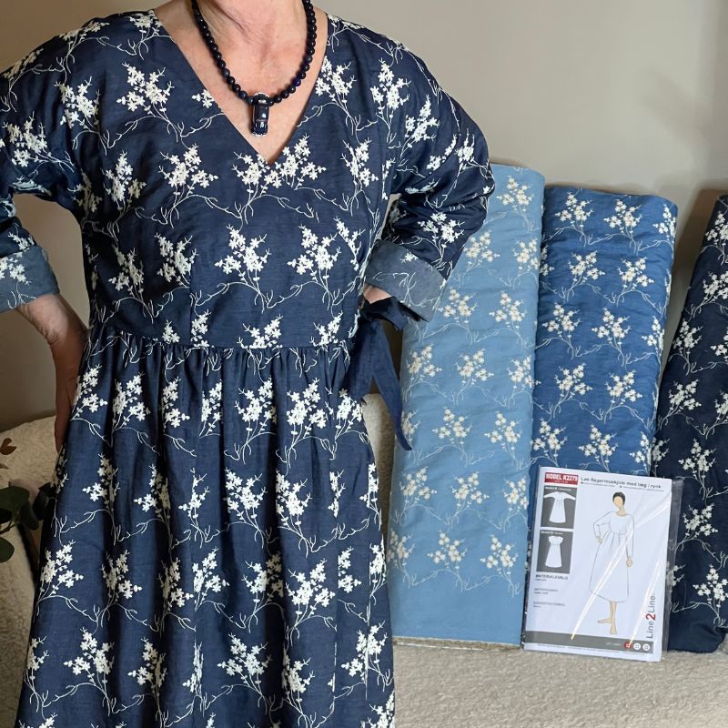 Denim med broderede blomster, mørkeblå
