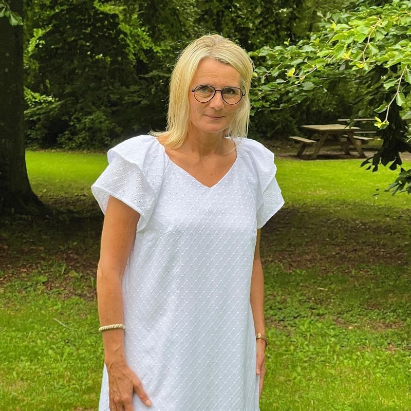 Broderi anglaise i hvid med tern