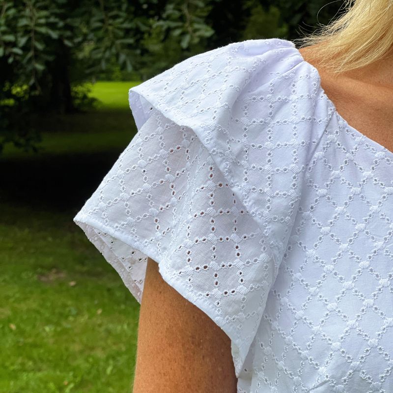 Broderi anglaise i hvid med tern