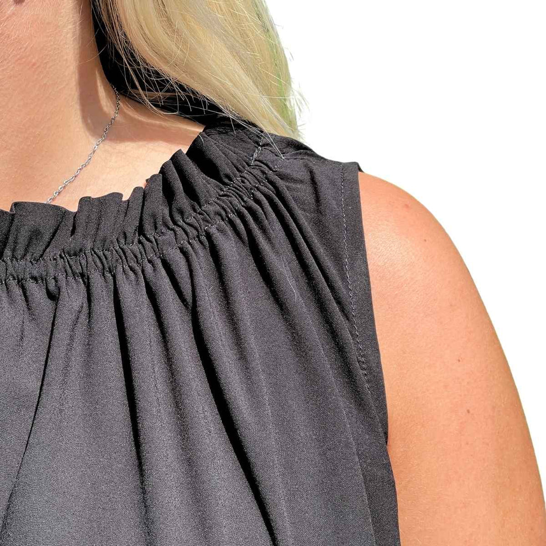 Line2Line K2292 Kjole med elastik løbegang ved hals i fast viscose sort