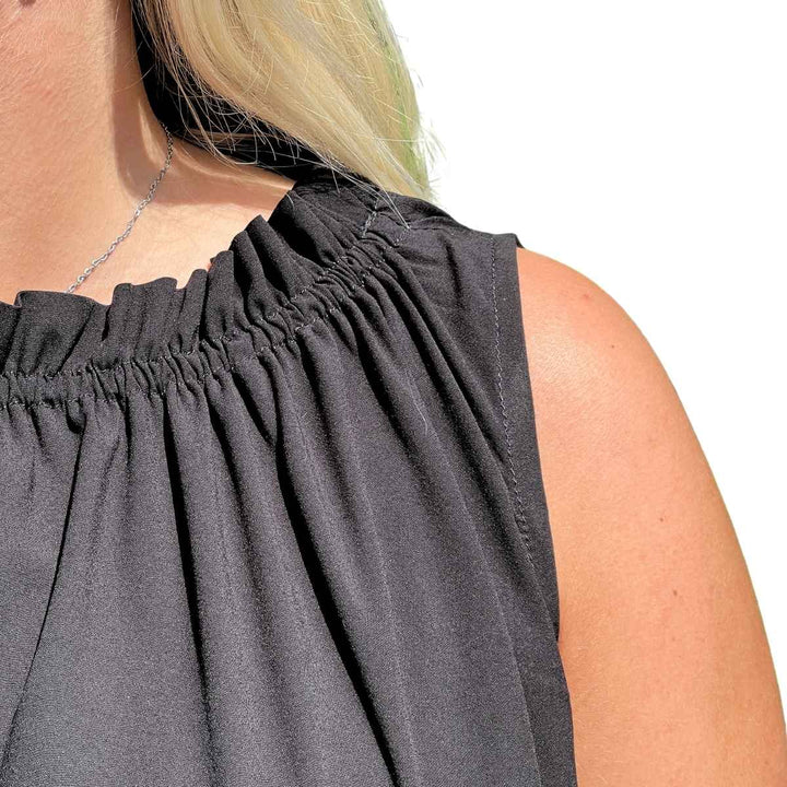 Line2Line K2292 Kjole med elastik løbegang ved hals i fast viscose sort