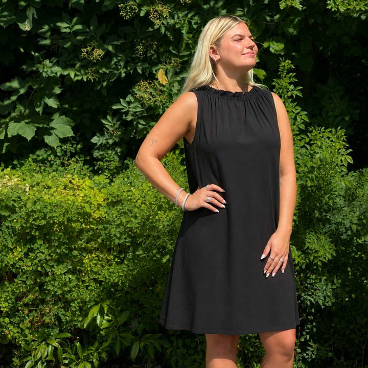 Line2Line K2292 Kjole med elastik løbegang ved hals i fast viscose sort