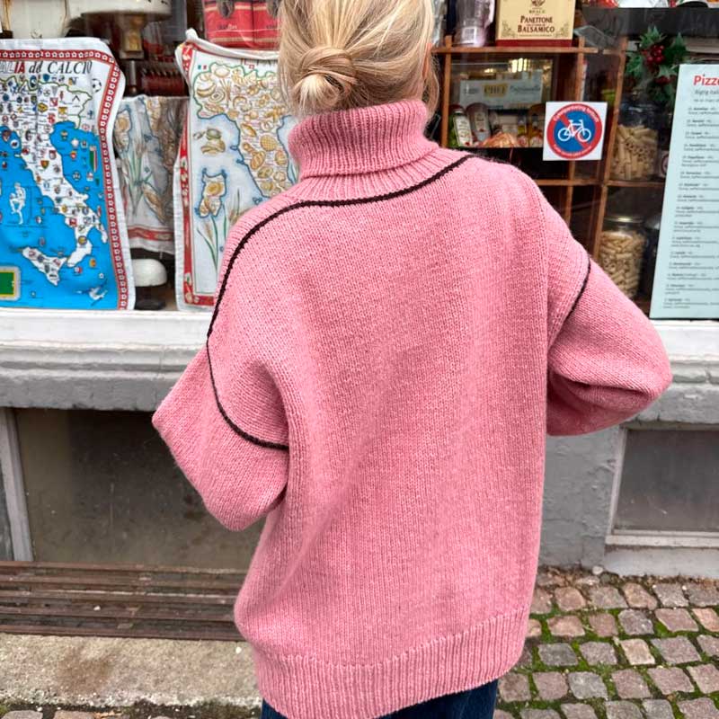 Linea Sweater fra PetiteKnit strikket i Atlas Garn