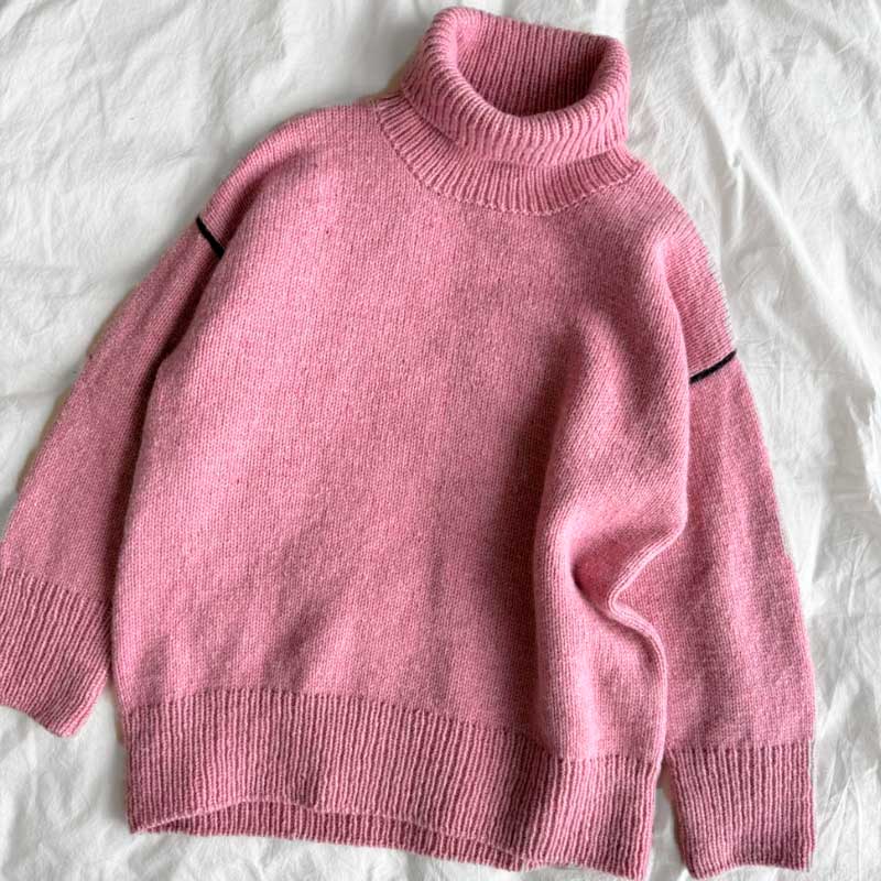 Linea Sweater fra PetiteKnit strikket i Atlas Garn - En strikket sweater med rullekrave
