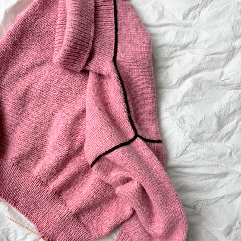 Linea Sweater fra PetiteKnit strikket i Atlas Garn