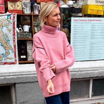 Linea Sweater fra PetiteKnit strikket i Atlas Garn