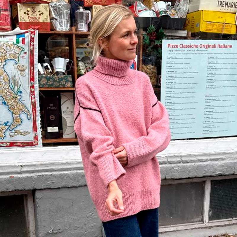 Linea Sweater fra PetiteKnit strikket i Atlas Garn