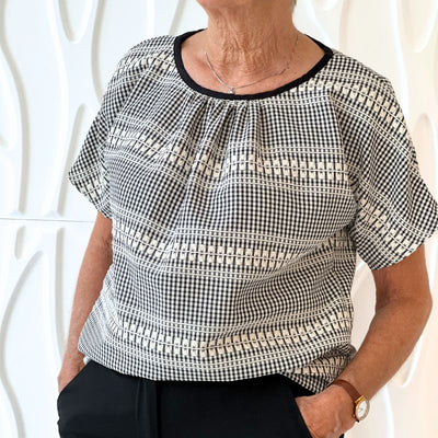 Vævet bomuld med tern og broderi i sort