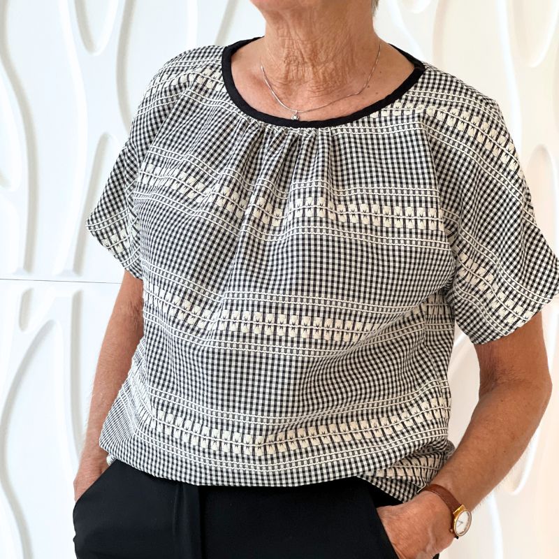 Vævet bomuld med tern og broderi i sort