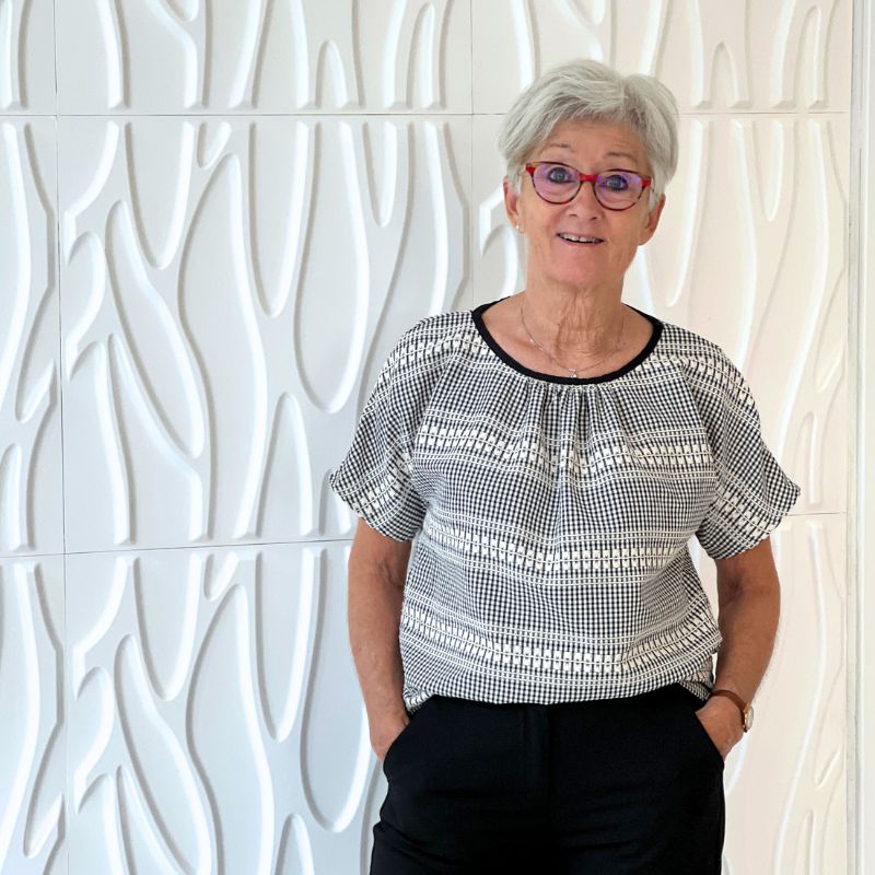 Vævet bomuld med tern og broderi i sort