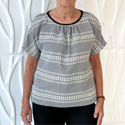 Vævet bomuld med tern og broderi i sort