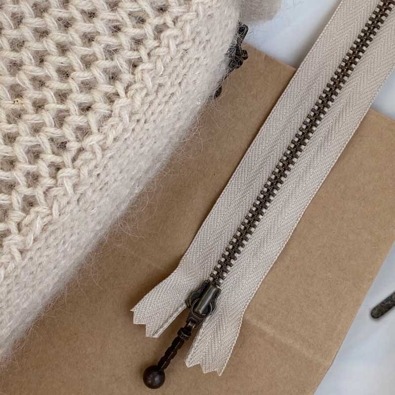 Lynlås 28 cm i sand  passer til stor Juno Bag fra PetiteKnit