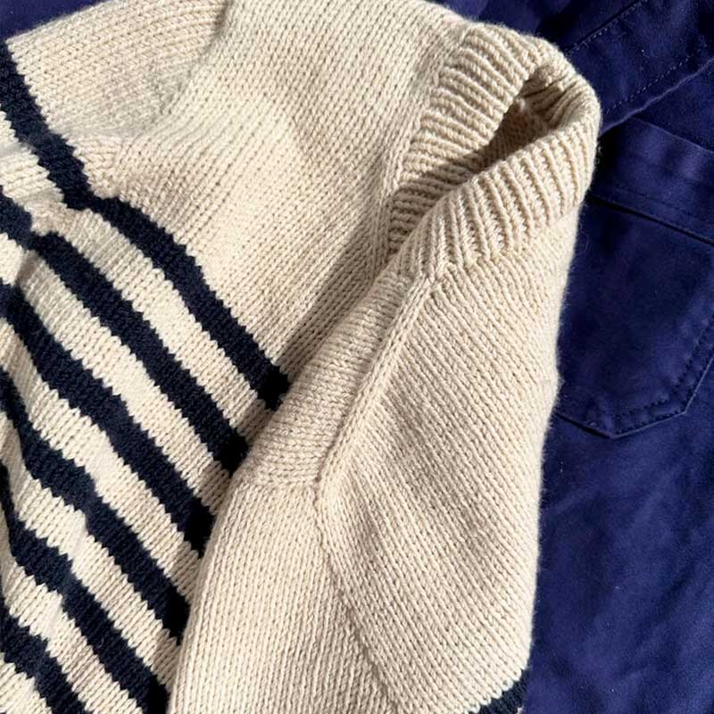 Strikkekit Lyon Sweater fra PetiteKnit i Sunday Garn