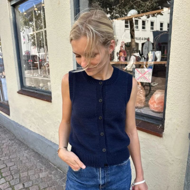 Strikkekit Maggie vest fra PetiteKnit i Double Sunday fra Sandnes