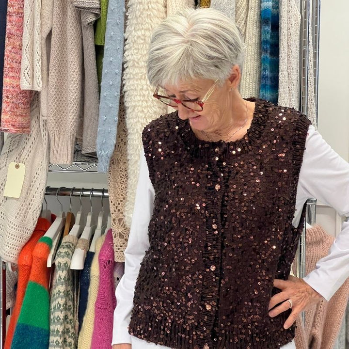 Strikkekit Maggie vest fra PetiteKnit i Sunday og Paljett garn