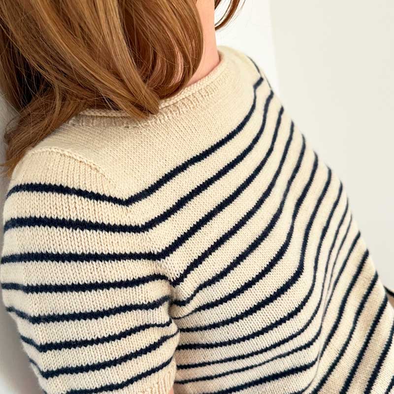 Strikkekit Manon Tee fra Le Knit i Sunday Garn
