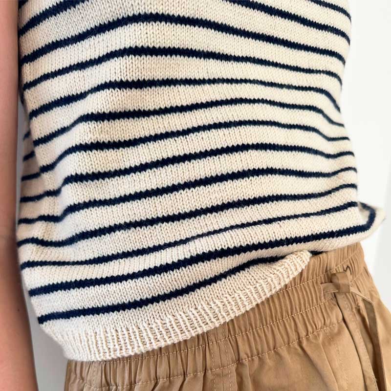 Strikkekit Manon Tee fra Le Knit i Sunday Garn