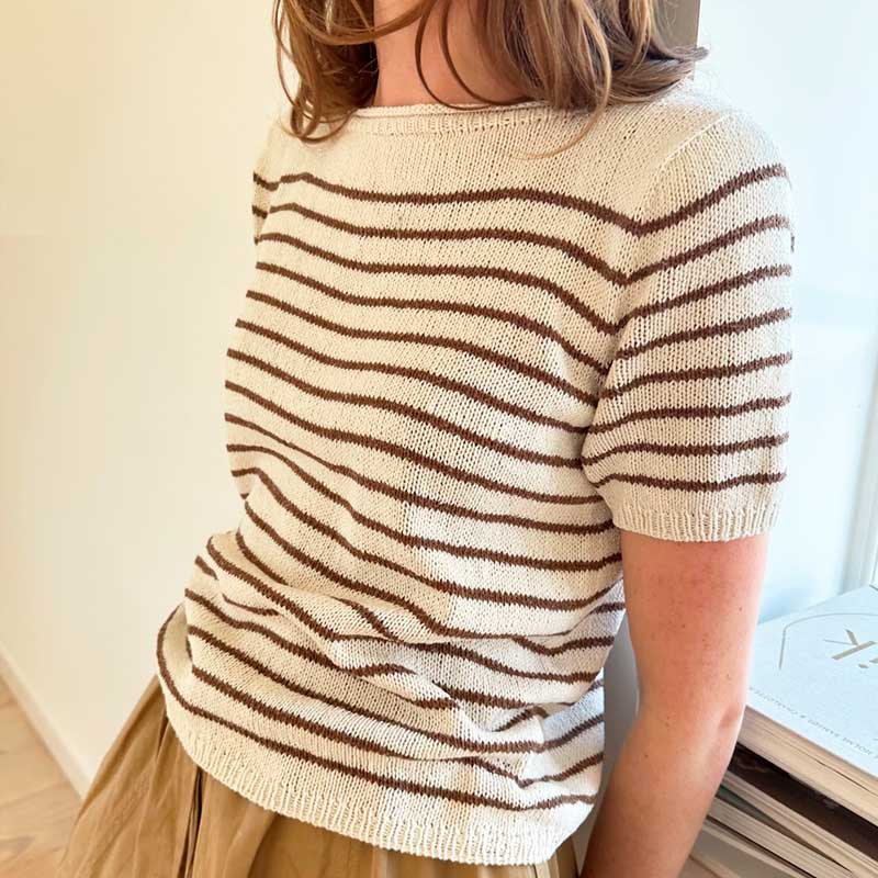 Strikkekit Manon Tee fra Le Knit i Sunday Garn