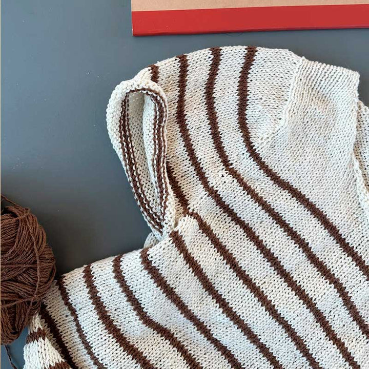 Strikkekit Manon Tee fra Le Knit i Sunday Garn