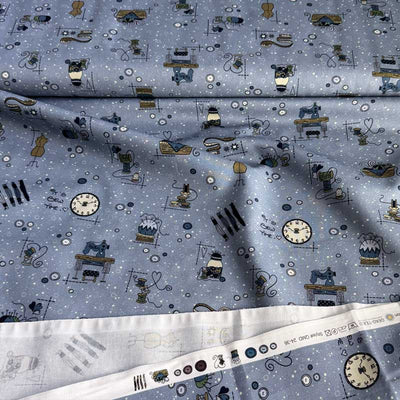 Fast bomuld med sytilbehør på lyseblå stue