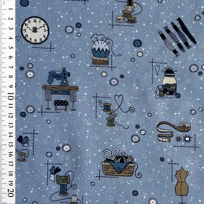 Fast bomuld med sytilbehør på lyseblå stue