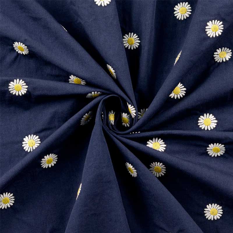 Bomuldspoplin med broderede margueritter i blå