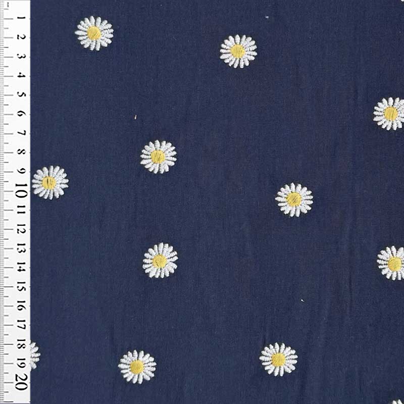 Bomuldspoplin med broderede margueritter i blå