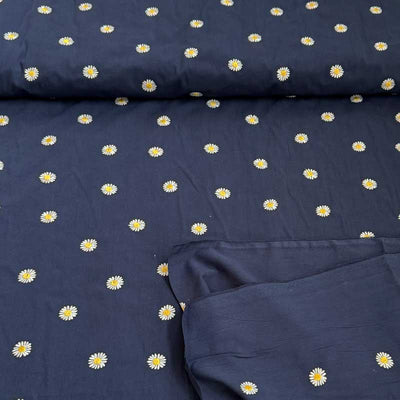 Bomuldspoplin med broderede margueritter i blå