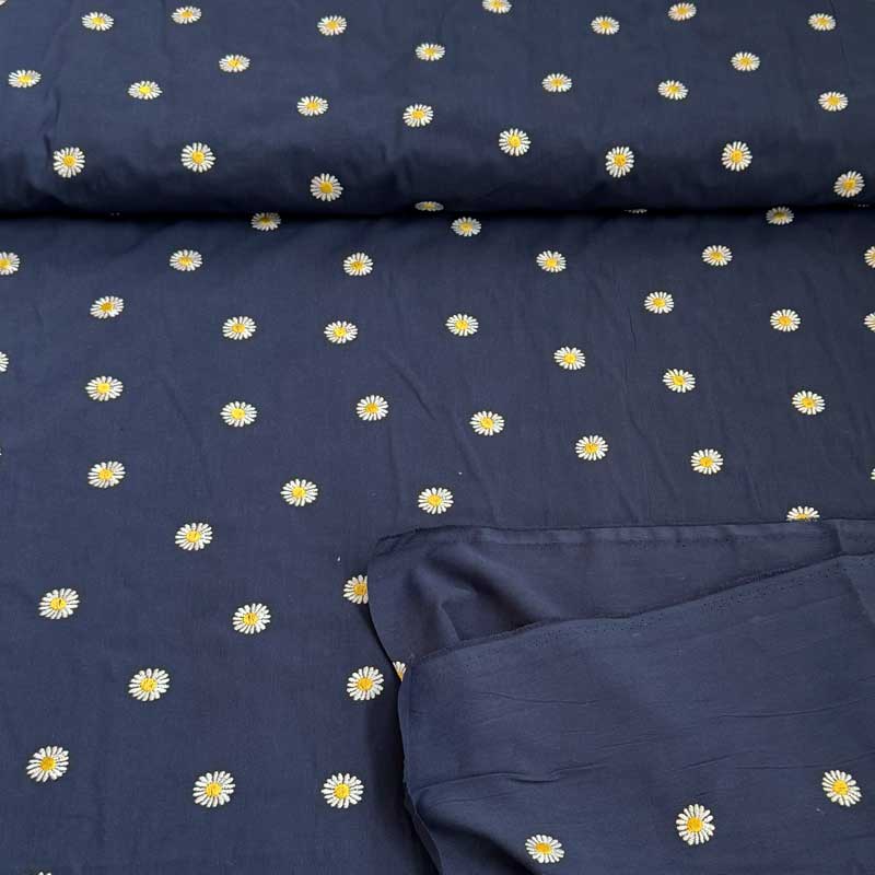 Bomuldspoplin med broderede margueritter i blå