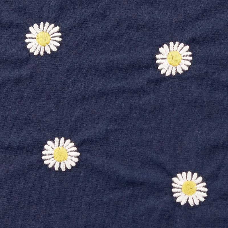 Bomuldspoplin med broderede margueritter i blå