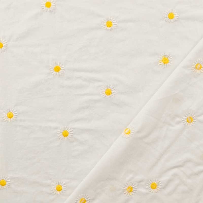 Bomuldspoplin med broderede Margueritter i hvid