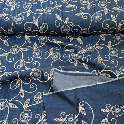 Denim med broderede blomster