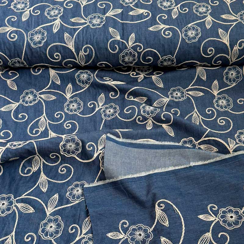 Denim med broderede blomster