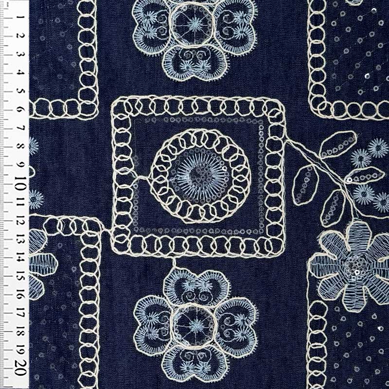 Denim med broderede blomster og detaljer
